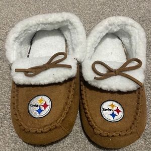 Kids Steelers slippers, size large